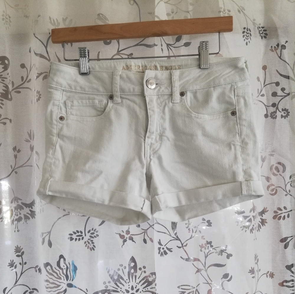Super Cute White American Eagle Shorts